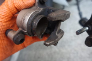 キャリパー取り外し