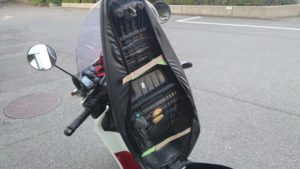 バイクシートの穴あきをシートカバーで補修