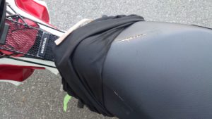 バイクシートの穴あきをシートカバーで補修